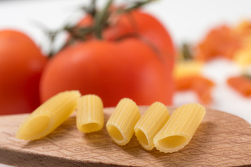 5 Nudeln auf Holzlöffel