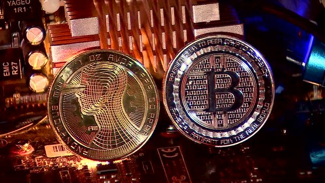  монеты биткоин на фоне электронно плато