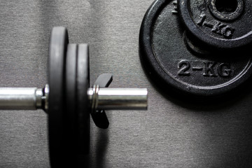 les disques de poids diff&eacute;rent d'une halt&egrave;re et une halt&egrave;re