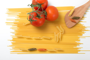 Rezept Nudeln, Holzlöffel und Tomate zubereiten draufsicht