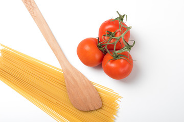 Spaghetti, Holzlöffel und Tomaten