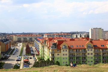 Osiedle mieszkaniowe w mieście Wrocław, parking osiedlowy, samochody.