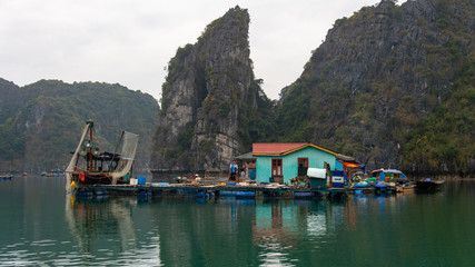 Fototapeta na wymiar Vietnam Baie d'halons