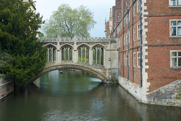 Fototapeta na wymiar CAMBRIDGE, ENGLAND - JUNE 5, 2012: The Bridge of Sighs, St John's College, Cambridge University.
