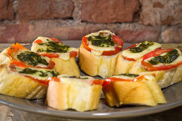 pan con tomate y queso servidos en un plato