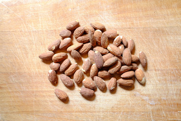 mandorle su tagliere