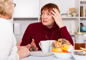 Obraz na płótnie Canvas Pensioners females quarreling at kitchen