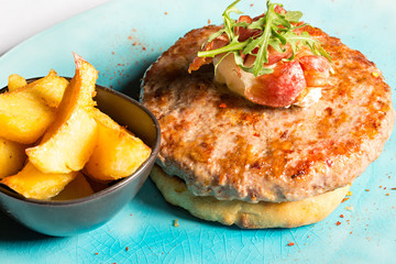 Beef burger with potato chips and cream