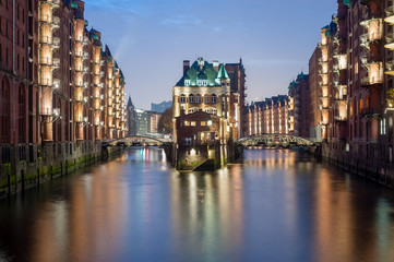 Obraz premium Wasserschloß in der Speicherstadt, dem Unesco Weltkulturerbe, am Abend in Hamburg, Deutschland.