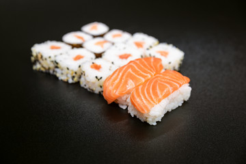 Sushi, a typical Japanese food prepared with a base of rice and various raw fish such as tuna, salmon, shrimp and sea bream. To which is added, according to the variants,.