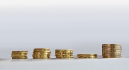 Münzen gestapelt in Reihe