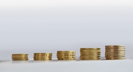 Münzen gestapelt in Reihe