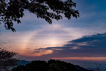 瀬戸内の朝にかかる虹を金甲山山頂より望む