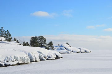 Остров на Ладожском озере зимой в ясную погоду зимой