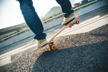 Skateboarder sakteboarding on high way