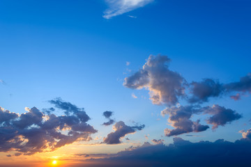 Obraz premium Beautiful blue sky with clouds and setting sun