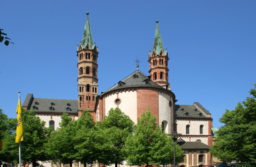 Fototapeta na wymiar Der Würzburger Dom. Rückseite