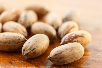 Obraz premium Inshell Pecans, on an old wooden table