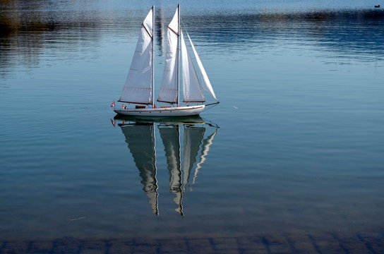 Modell-Segelschiff auf einem See