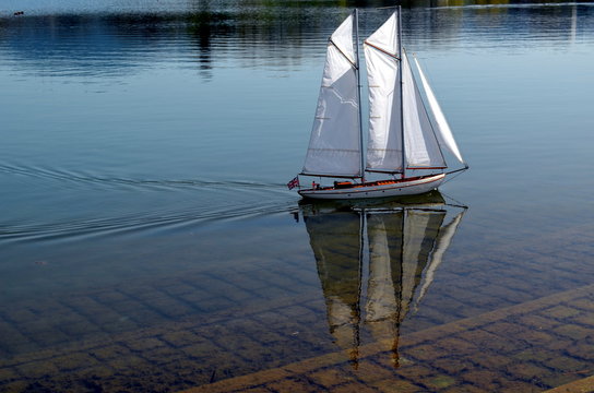 Modell-Segelschiff auf einem See