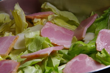 春キャベツのオリーブオイル蒸しを作っているところ