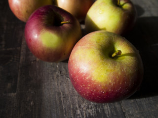 fresh apples lie on the table