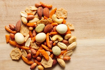 おつまみ菓子./ミックスナッツやあられ、クラッカーなどが入っています.