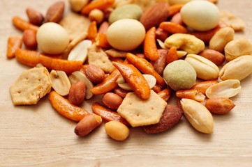 おつまみ菓子./ミックスナッツやあられ、クラッカーなどが入っています.