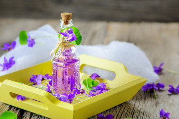 Produkte aus Veilchen - Viola; Duftveilchen; Blüten; Kräuter; Naturheilkunde; Medizin;...