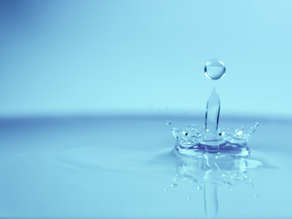Fototapeta na wymiar close-up water drop with blue background wallpaper