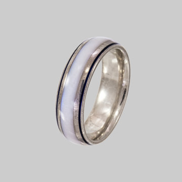 Bandring, Breite 8mm Sterlingsilber, gew&ouml;lbte Oberseite, beide R&auml;nder mit 2 mm breiten Silberstreifen und blauer Linie, Der Mittelstreifen ist 4 mm breit und mit weiss-blauem Colorit gef&uuml;llt. 