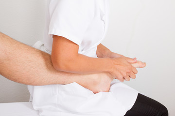 feet massage by professionnal therapist