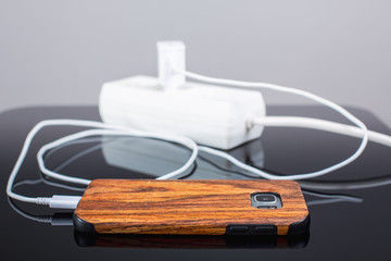 Smartphone mit Ladekabel