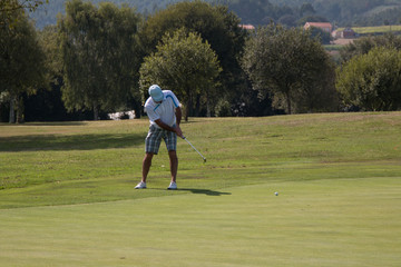 hombre jugando al golf