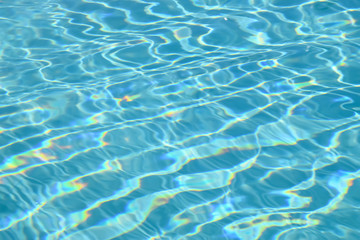 Light reflection on turquoise clear water