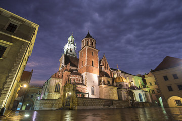 Fototapeta premium Night view of the Wawel cathedral and Wawel castle on the Wawel Hill, Krakow, Poland.