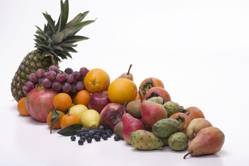 composizione di frutta su fondo bianco 
