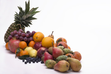 composizione di frutta su fondo bianco 