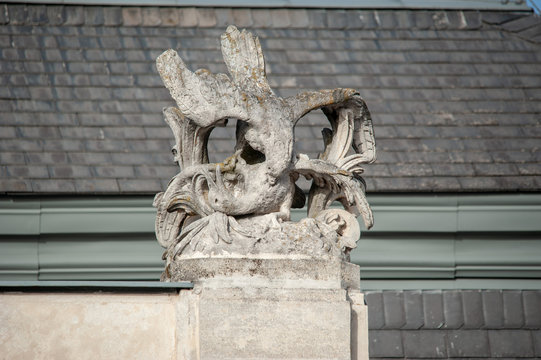 Statue Adler frisst Fuchs Schwan Ente
