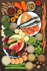 Foto auf Acrylglas Biokost-Sampler mit Superfood reich an Omega 3, Antioxidantien, Vitaminen, Anthocyanen, Ballaststoffen und Mineralien mit frischen Meeresfrüchten, Obst, Gemüse, Saaten, Getreide, Getreide, Hülsenfrüchten, Kräutern und Gewürzen. © marilyn barbone