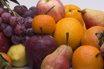 composizione di frutta su fondo bianco 