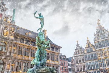 Fotobehang Stadsgezicht - Winters aanblik van de Brabo fontein en het Stadhuis (gebouw stadhuis) op de Grote Markt (Hoofdplein) van Antwerpen, in België © rustamank