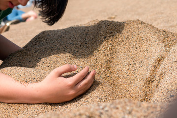 Mano en arena