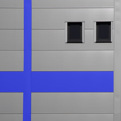 Silberne Fassade mit gekeuzten blauen Linien