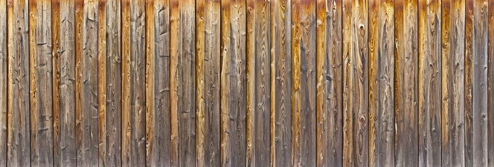 Holzfassade mit schöner Maserung im Panoramaformat