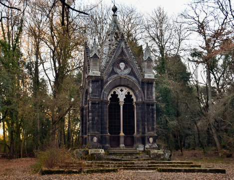 Tomba del Conte Edoardo Cahen, Marchese di Torre Alfinaf, nel bosco del Sasseto in Acquapendente, Lazio