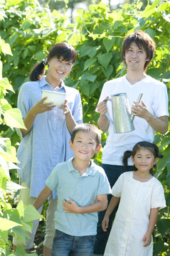 農園で微笑む家族