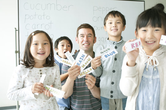 英語の勉強をする小学生と外国人教師