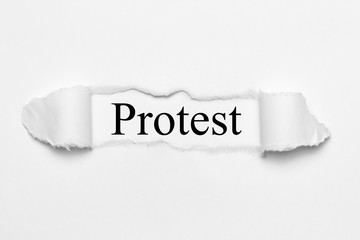 Protest auf weißen gerissenen Papier