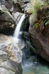 Fototapeta premium Kleiner Wasserfall im Vercasca-Tal